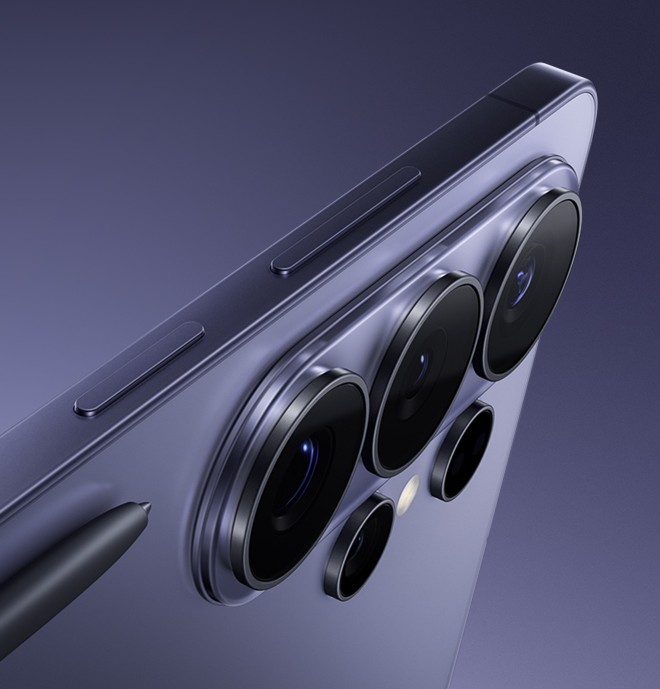 강렬한 태양광 아래에서도 선명하게 보이는 갤럭시 S26 울트라의 디스플레이 화면